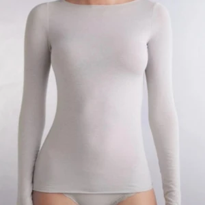 Intimissimi tröja - En enkel och stilren grå långärmad topp med rund halsringning. Toppen är figurnära och tillverkad i mjuk bomull, perfekt att matcha med jeans eller kjol för en clean look. Aldrig använd. 