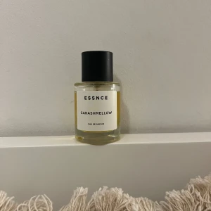 Essnce Carashmellow parfym - Essence carashmellow, använd fåtal sprut.