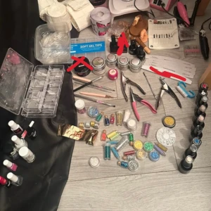 Nagel tillbehör  - Säljer en hel del nagel saker både i kit eller separat, lite är redan sålt men tveka inte av att höra av dig vad som finns kvar om du är intresserad av något. Vid köp över 300kr skickar jag alltid med något mellan 50-100kr k värde🫶🏻