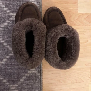 Skor fårskinn - Fårskinnstofflor med en hård sula under passar både i hem och utomhus i vardagen. Väldigt varma i storlek 36🩷