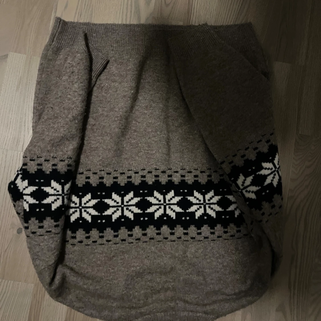 Brun stickad tröja med snöflingor - 1