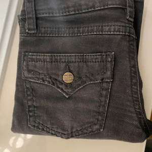 Low waist jeans  - Svarta bootcut low waist jeans från Gina Tricot i storlek 152cm men passar XXS