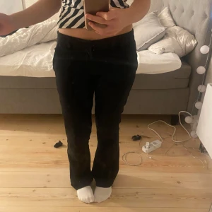 Svarta kostymbyxor - Ett par jättefina kostymbyxor i storlek 36, använda ganska många gånger men är fortfarande i så bra skicka så har inga defekter! Är ca 165 cm lång och skriv om ni vill ha flera bilder eller om ni har några frågor eller funderingar! ❣️