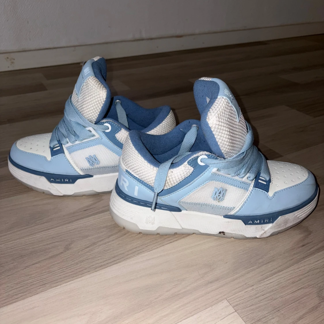 AMIRI MA-1 sneakers ljusblå/vit