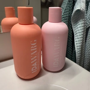 IDA WARG schampo & balsam duo - Säljer ett set med IDA WARG Repair Shampoo och Plumping Conditioner, skriv vid funderingar! 💖