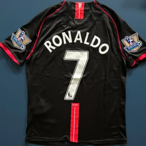 Ronaldo Manchester United Fotbollströja - Helt ny Ronaldo Manchester United Fotbollströja. Finns i storlek M och L.