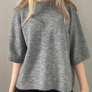 Kortärmad stickad tröja  - Mysig grå stickad tröja med avslappnad passform och halvlånga ärmar. Från lager 157 💗 Säljer då den inte används (lite nopprig men annars fin)