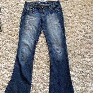 Lågmidjade bootcut jeans - Säljer dessa skitsnygga jeans som tyvär inte längre passar. Köpta secondhand, bra skick! 