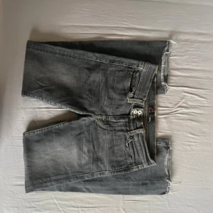 lågmidjade jeans - jättesnygga lågmidjade jeans från Crocker! Avklippta längst nere men annars i bra skick🤍 storlek: Size 27, L 34 midjemått~ 33 cm (mätt platt) höftbredd~ 41 cm (mätt platt) lårbredd~ 20 cm (mätt platt) grenmått~ 19 cm  innerbenslängden~ 72 cm total längd~ 92 cm bredd längst nere på benen~ 19 cm (mätt platt)  ❣️Skickar tyvärr inte bild på ❣️ färger kan se lite annorlunda ut i verkligheten då bilderna är tagna med en telefon