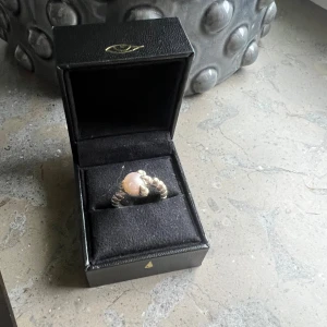 Maria Nilsdotter ring - Säljer min Maria Nilsdotter ”Claw Pearl Ring”. Superfint skick och knappt använd 🩷 Nypris 2995✨