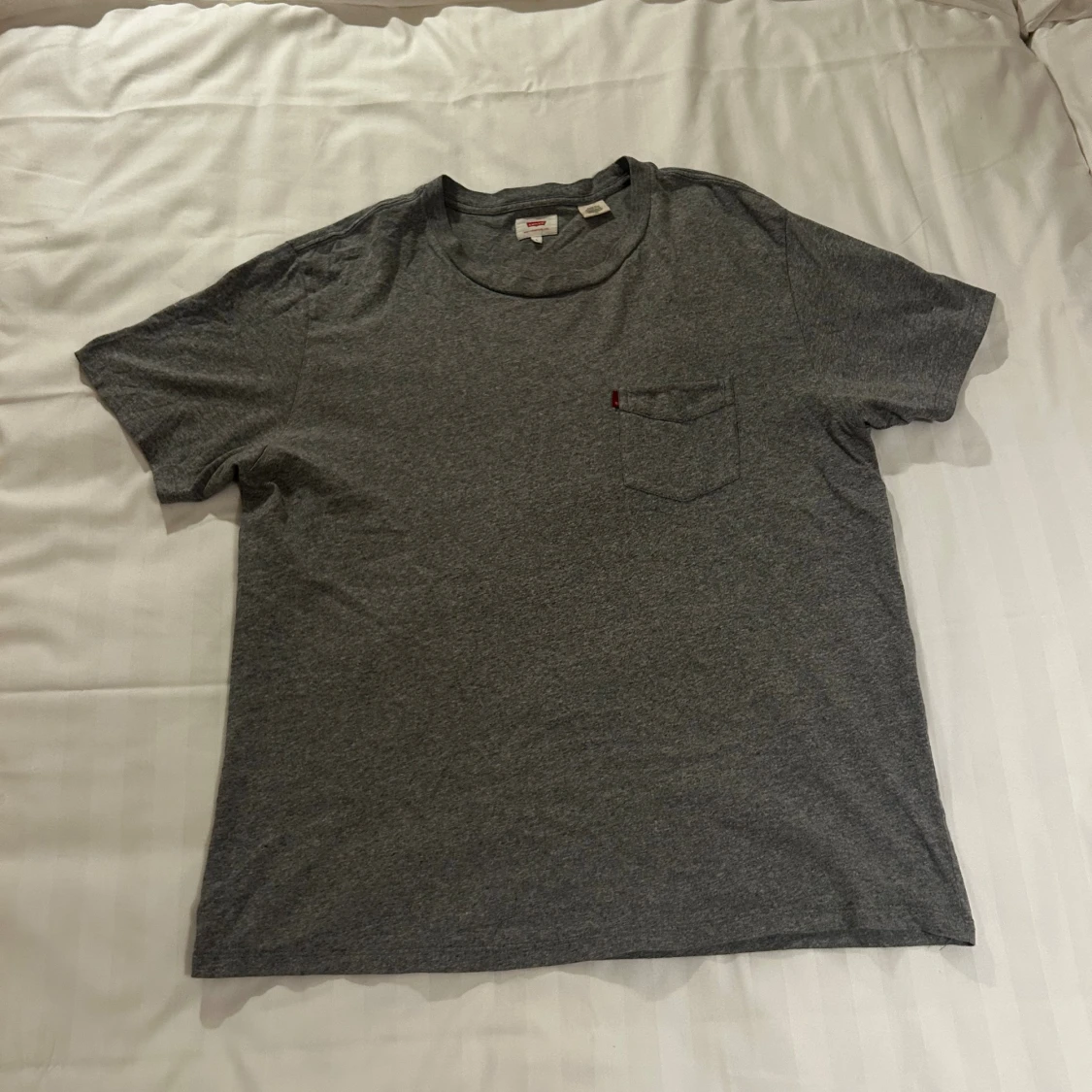 Grå t-shirt från Levi's med bröstficka