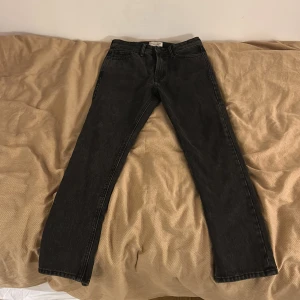 Svarta jeans från Stock & Hank - Säljer ett par svarta jeans från Stock & Hank. Klassisk femficksmodell med raka ben och normal passform. Jeansen är tillverkade i bomull och har en snygg, något tvättad finish som ger en avslappnad vibe.