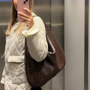 Designby Si Musthave bag - Säljer en jättesnygg mörkbrun väska från Designby Si. Endast använd få gånger. Säljer då jag behöver en ännu större skolväska. Väskan rymmer en dator (13tum), mycket mer såsom laddare, necessär mm och har många innerfack med dragkedja. Skriv vid intresse. 