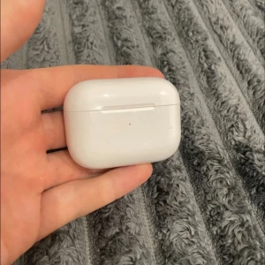 AirPods Pro (2nd generation) - Säljer ett par AirPods Pro 2nd generation i mycket fint skick. Fodral och hörlurar är rena och utan synliga repor eller skador. Aktiv brusreducering, trådlös laddning och hög ljudkvalitet. Perfekt för både musik och samtal. Levereras med originalfodral.