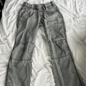 2000-tals byxor från Bikbok Bull Chic - Säljer ett par Bikbok Bull Chic byxor från tidigt 2000-tal. De är fortfarande i fint skick men har några fläckor på baksidan av knäet, syns på sista bilden.
