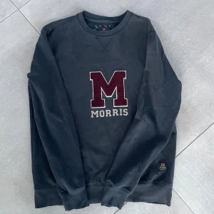 Morris tröja - Tjena säljer en blå/mörkblå sweatshirt från Morris med stor vinröd M-logga i frotté och broderad text på bröstet. Tröjan har rund hals, ribbade muddar och är långärmad. Perfekt för dig som vill ha en riktig snygg outfit med ett par snygga jeans! Storlek S och år lite för liten på mig som är 185! Skicket är mycket bra och inga tecken på användning. Tveka inte med att höra av dig vid minsta lilla fundering🤩 Mvh EM_resell
