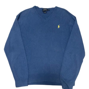 Blå v-ringad tröja från Polo Ralph Lauren - Blå v-ringad tröja från Polo Ralph Lauren i mjuk pima bomull. 