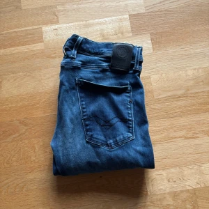 Blåa replay anbass 33/32 - Säljer ett par blåa replay anbass i storlek 33/32. Hör av er vid funderingar!