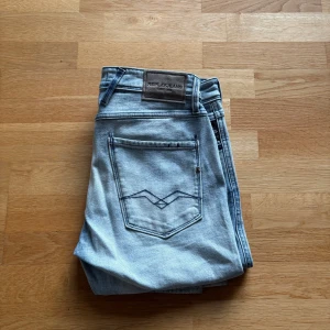 Replay ljusblå jeans, storlek 33/34 - Säljer ett par ljusblå jeans, Replay anbass i stl 33/34. Inga defekter riktigt snygga. Vid funderingar hör av dig!