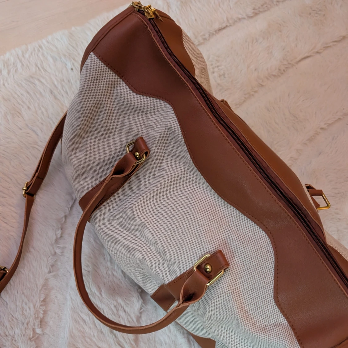 Beige och bruna axelväskor med detaljer - 2