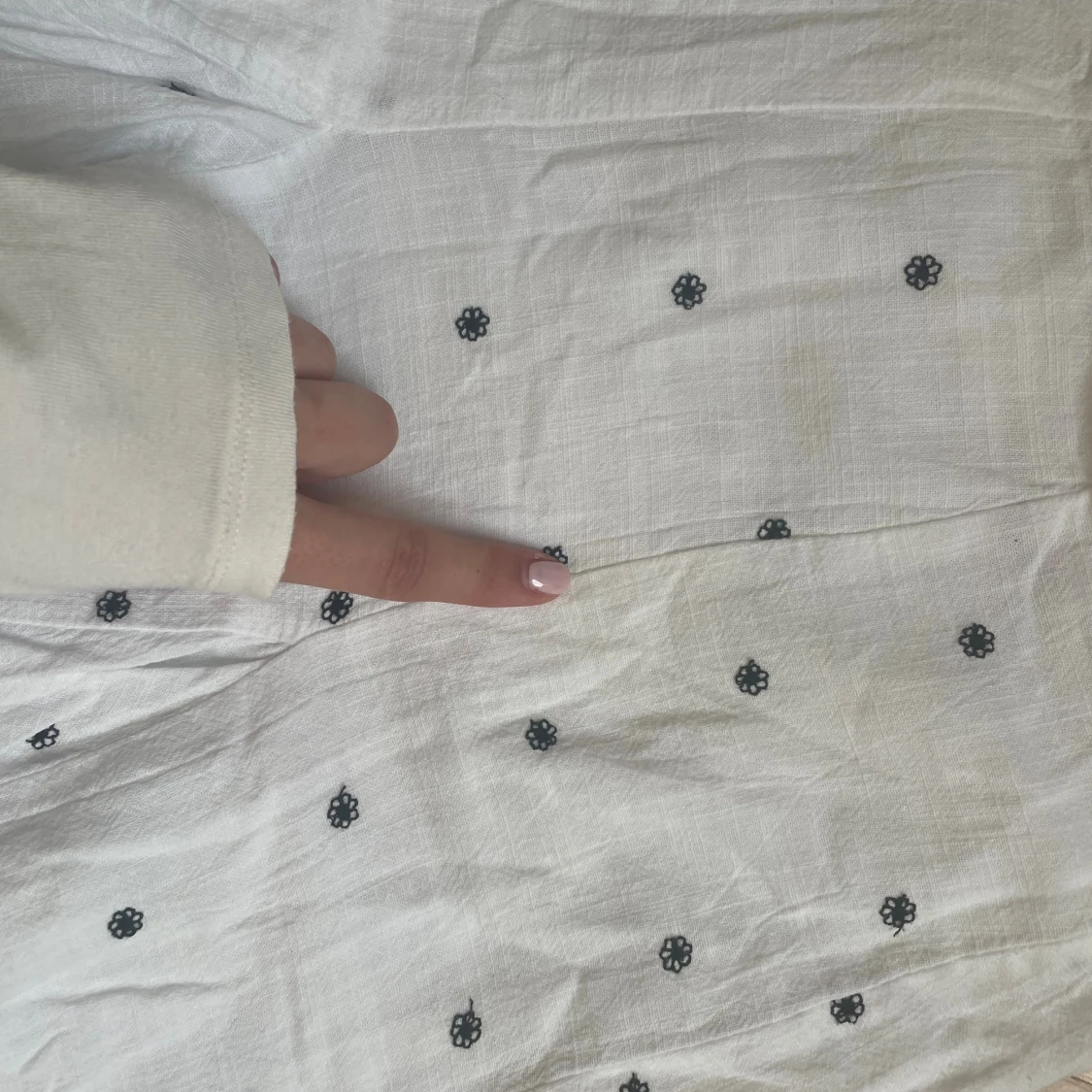 Vit kjol med svarta blommor!! - 3