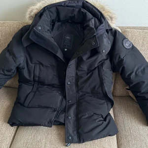 Canada goose black label - Helt ny Goose med avtagbar päls. Storlek S men passar även M. Säljer för att den var för stor på mig. Kan gå ner lite vid snabb affär. Påse finns.