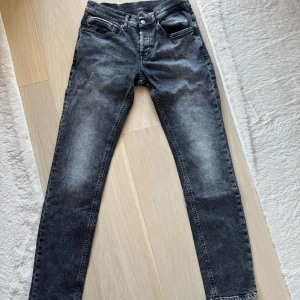Dondup jeans - Säljer dessa as fräcka dondup jeans i nyskick! Storlek: 30! Modellen heter George & jeansen är köpta på United Fashion! Nypris: 4200kr
