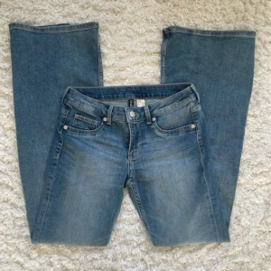 Bootcut jeans - !Lånad bild! Jättefina bootcut jeans från Hm som tyvärr inte passade mig. Köpta på vinted, de ser helt nya ut och är knappt använda. Skriv gärna för egna bilder