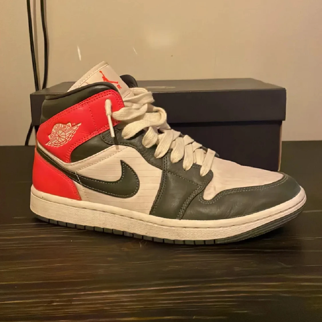 Nike Air Jordan 1 Mid svart/vit/röd - 1