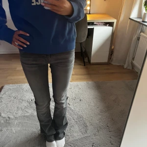 Lågmidjade jeans - Svarta/gråa bootcut jeans med ljusare detaljer💗