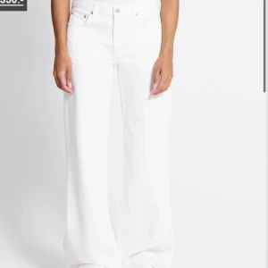 Vita wide jeans  - Säljer ett par vita jeans från 157 i storlek S med kort längd. Byxorna har en bred och rak passform med mide waist och klassisk femficksdesign. Endast använda en gång, köpte för 400kr!