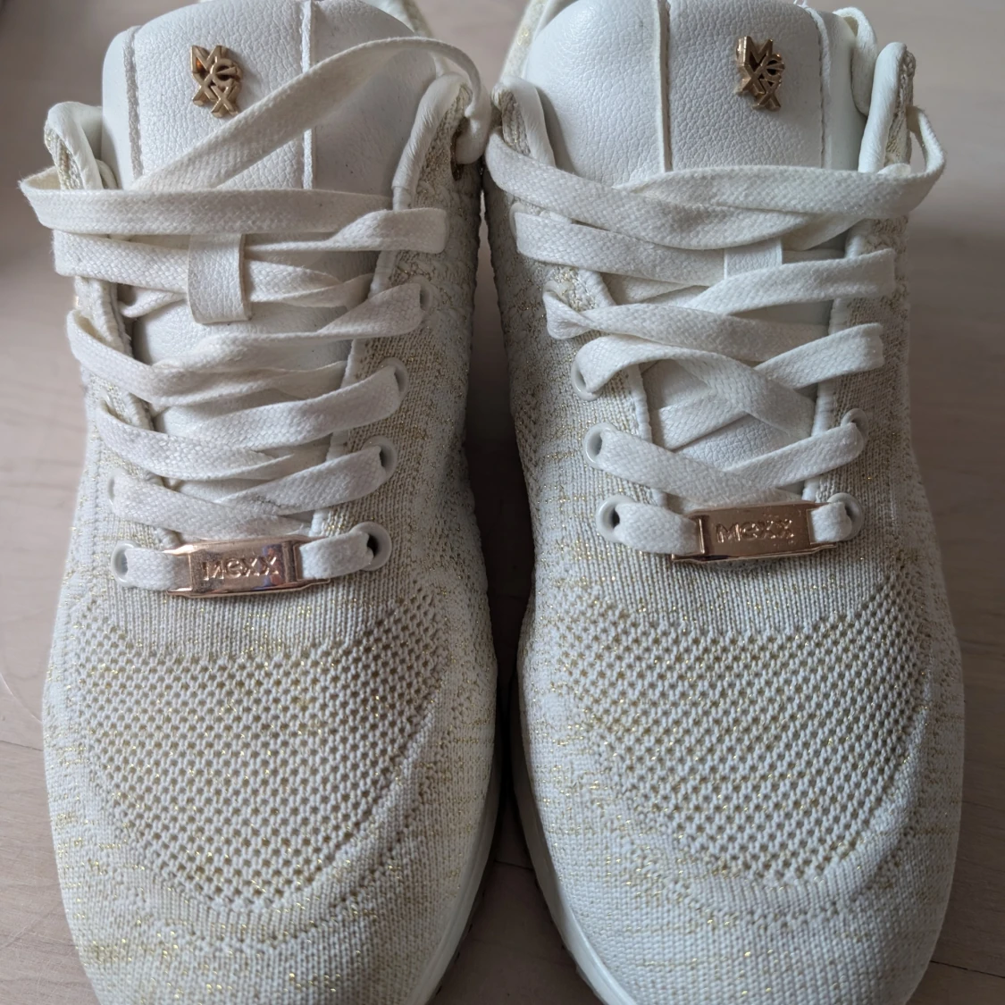 Vita sneakers från Mexx med gulddetaljer - 1