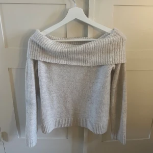 Offshoulder stickad tröja - Supermysig beige stickad tröja från Gina Tricot. Säljer pga att den har blivit för liten. Köpt för 300💗pris kan diskuteras