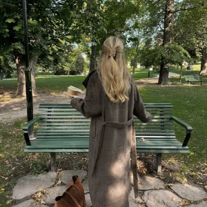 Populär Nelly Jacka - Såå fin jacka från Nelly! Helt slutsåld. (Prislapp kvar, helt oanvänd) Storlek xxs men är väldigt oversized så den passar om en vanlig xs