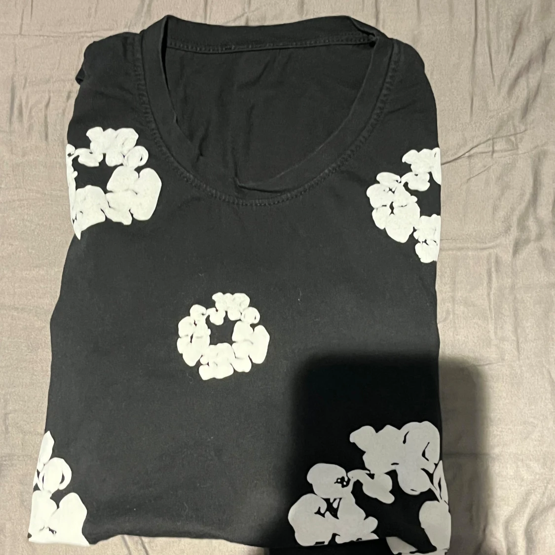 Svart t-shirt med vita blommor - 3