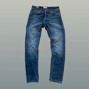 Jack and Jones jeans - Jack and Jones jeans. Inga direkta defekter. Mått A: 38 cm B: 101 cm. Storlek W31 L32!