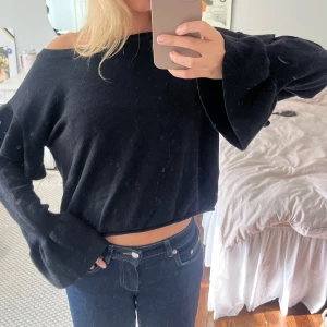 Svart tröja med volanger  - Svart tröja med volanger 