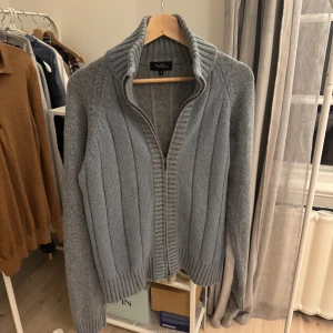 Björn Borg fullzip - Riktig snygg stickad björn borg fullzip, storlek S, Mycket bra skick! Hör gärna av er vid frågor och funderingar!🤗