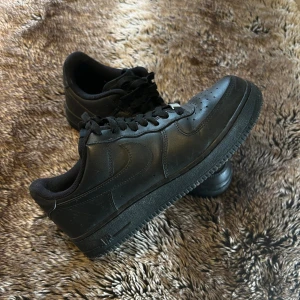 Nike Air Force 1  - Klassiska Nike Air Force 1 sneakers köpta för 1299kr på JD, skorna är använda i 1-2 månader och har ett använt skick (se bilder) men det är absolut bra skick fortfarande ✅Storlek 44.5 så passar för 44-45. Hör av dig vid frågor eller intresse (inom snabbaffär eller bundleköp kan priset diskuteras) 🌟👟