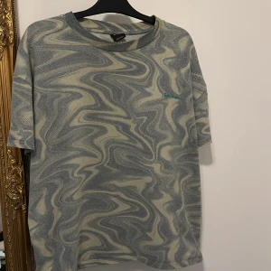 IETS FRANS…. Lava T-shirt  - Använt väldigt fåtal gånger IetsFrans.. T-shirt köpt i skate store Paris. Använts under skate turnering. Tshirt är svårt att hitta då kollektionerna säljs per säsong. Och inte skapas igen 