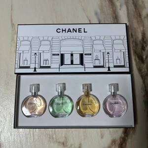 Chanel Chance parfymset 4x30ml - Upptäck fyra olika Chanel Chance-parfymer i smidiga 30ml-flaskor. Perfekt för dig som vill testa olika dofter från ett ikoniskt märke. Innehåller: alkohol, parfym, aqua m.m. Tillverkad i Frankrike. Snygg presentask ingår.
