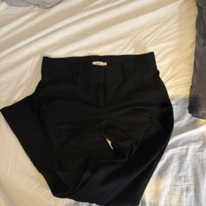 Svarta kostymbyxor från Nelly  - Snygga svarta kostymbyxor från Nelly använda ett par gånger men inga tecken på det! Midwaist! Pris går att diskuteras! 🩷