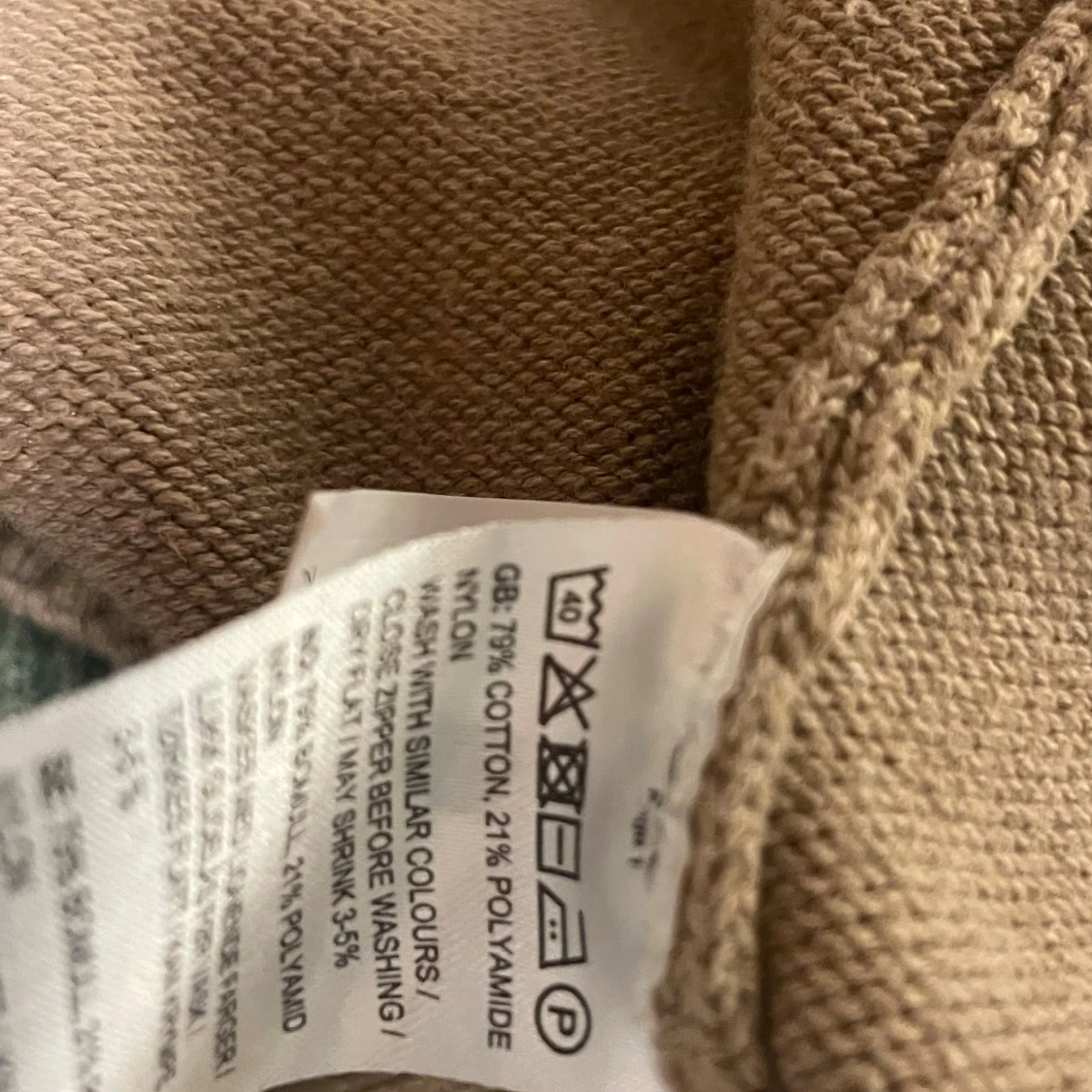 Beige stickad kofta från Dressmann - 3