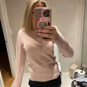 Ljusrosa stickad tröja - Säljer en ljusrosa stickad tröja med rund halsringning och långa ärmar. Liten puff ärm. Knappt använd💖