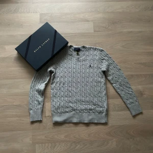 Ralph Lauren Cable-Knit Tröja - Säljer en Ralph Lauren Cable-Knit tröja i bomull med smal passform. Köptes från barnavdelningen i storlek L (14-16), men passar även för XS. Tröjan är i mycket bra skick. Vid köp skickas även originallåda med. Pris kan diskuteras // hör gärna av dig vid eventuella frågor!