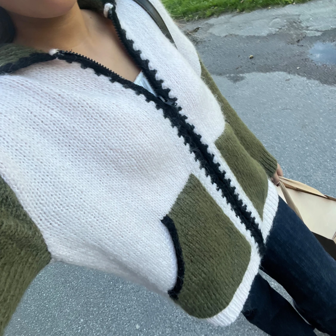 Stickad hoodie med dragkedja och huva - 1