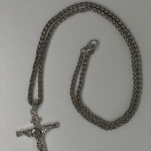 Silverpläterat halsband med kors - Stilrent halsband i silverpläterat med en grov kedja och ett kors som hänge. Kedjan har ett klassiskt lås. Perfekt som julklapp eller till dig själv!