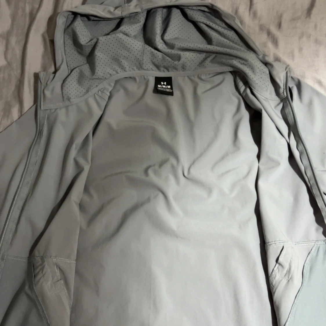 Ljusgrå vindjacka från Under Armour - 1