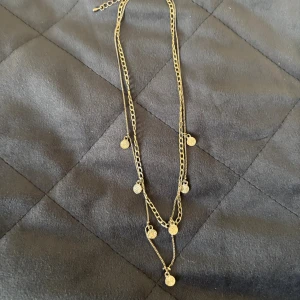 Halsband - Fint halsband där färgen har gått bort lite 