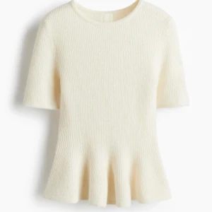 Stickad kortärmad söt topp - Säljer då den inte kommer till användning 💗💗 Använd en gång och i nyskick perfekt till hösten och väldigt mysig💗💗 Skriv för fler bilder/frågor🫰🏼💗💗Storlek M men sitter som S